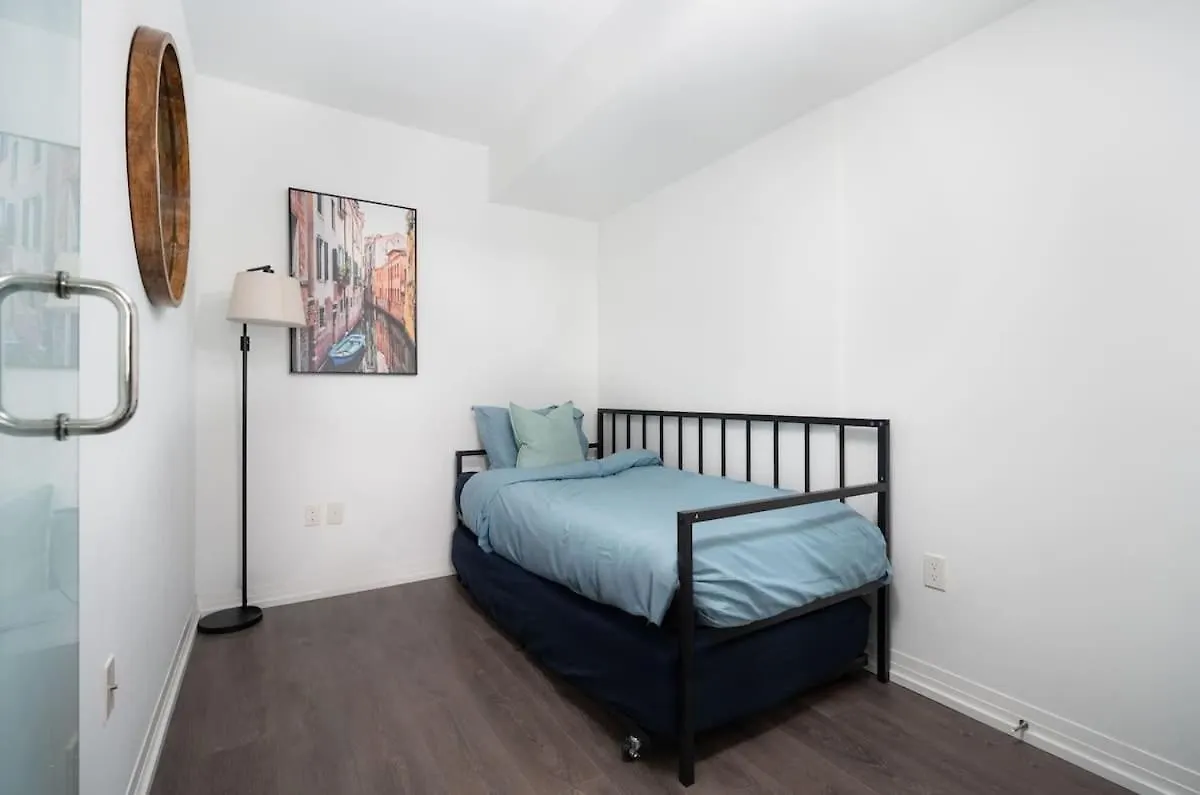 2 Bdr With 3 Beds In Amazing Location Apartment Toronto