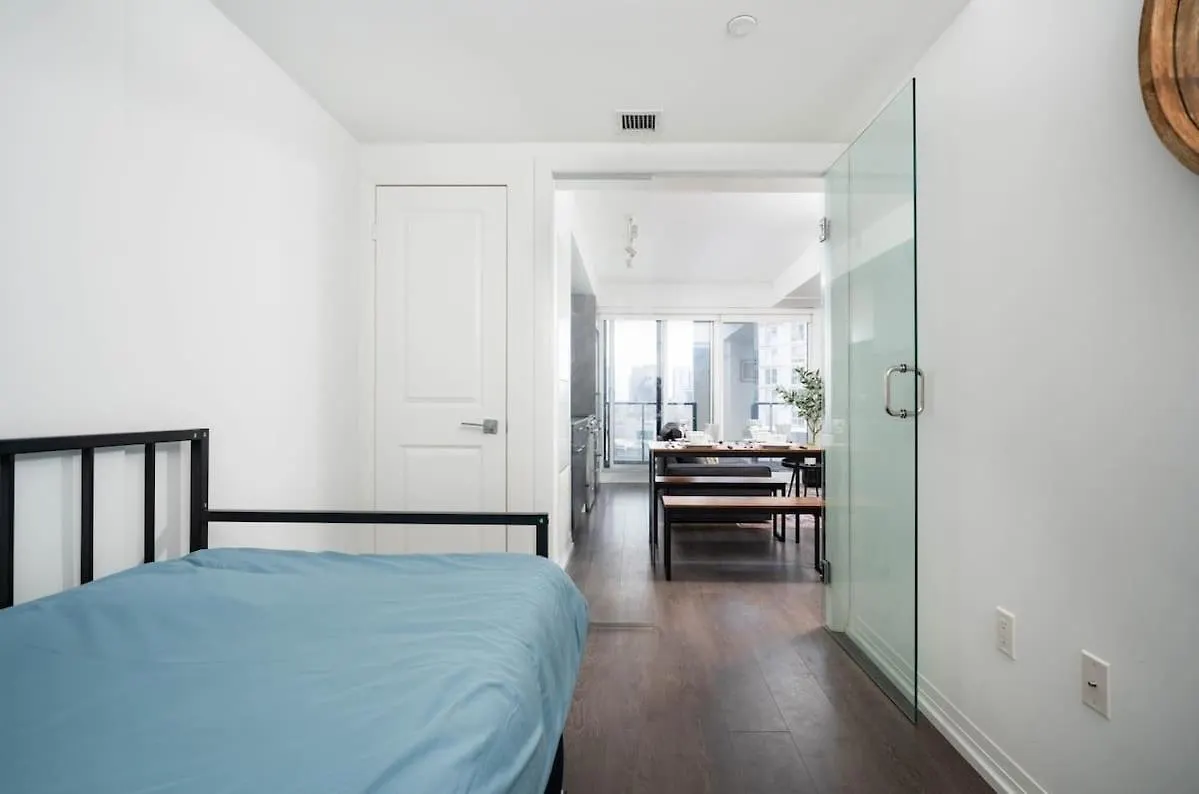 2 Bdr With 3 Beds In Amazing Location Apartment Toronto